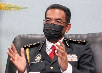 AZMAN Adam bercakap dalam sidang akhbar sempena sambutan Jubli Emas Ulang Tahun Ke-50 Hari Penguat Kuasa KPDNHEP 2022 di Putrajaya. - FOTO/FAISOL MUSTAFA