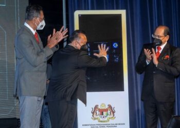 ALEXANDER Nanta Linggi melancarkan gimik pelancaran CyCORE pada Majlis Aspirasi Tahun Baru 2022 KPDNHEP di Putrajaya. - UTUSAN/FAISOL MUSTAFA