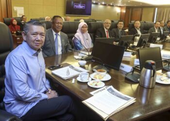 SALAHUDDIN Ayub mempengerusikan mesyuarat libat urus bersama pemain industri minyak masak di KPDNKSH Putrajaya. - UTUSAN/FAISOL MUSTAFA
