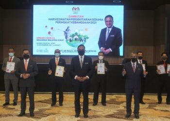 REEZAL Merican Naina Merican bergambar kenangan selepas menyampaikan sijil PBT cemerlang bersempena sambutan Hari Kesihatan Persekitaran Sedunia Peringkat Kebangsaan 2021 di Putrajaya. - UTUSAN/FAISOL MUSTAFA