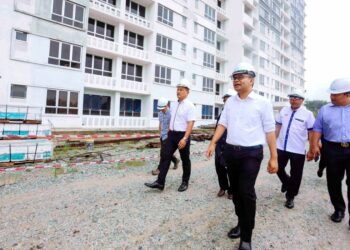 Timbalan Menteri Pembangunan Kerajaan Tempatan (KPKT), Akmal Nasrullah Mohd Nasir (tiga kanan) ketika mengadakan Lawatan Kerja ke Tapak Projek Aspire Residence di Cyberjaya di sini, baru-baru ini.-UTUSAN/FAISOL MUSTAFA