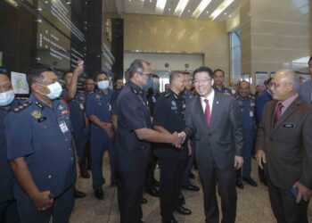 NGA Kor Ming memulakan tugas secara rasmi sebagai Menteri Pembangunan Kerajaan Tempatan di Putrajaya. - UTUSAN/FAISOL MUSTAFA