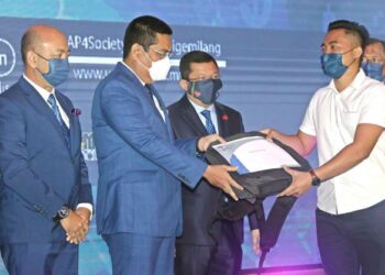 MOHD. Zabri Yusoff (dua kiri) menyampaikan surat tawaran kepada pelajar sebagai simbolik penerimaan pelajar program profesional UniMAP dan dana skim pinjaman TVET (Pekerja) PTPK di Putrajaya. - UTUSAN/FAISOL MUSTAFA