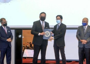 REEZAL Merican Naina Merican (dua kiri) menyampaikan watikah pelantikan panel pemikir kepada Jufitri Joha (dua kanan) di Putrajaya. - UTUSAN/FAISOL MUSTAFA