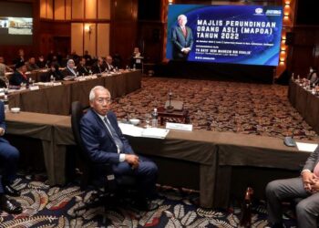 MAHDZIR Khalid ketika hadir mempengerusikan mesyuarat MaPOA di Cyberjaya. - UTUSAN/FAISOL MUSTAFA