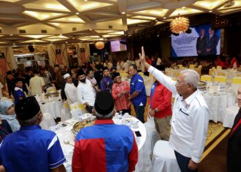 MAHDZIR Khalid ketika hadir pada Majlis Penyerahan Watikah JPKKP Selangor di Putrajaya. - UTUSAN/FAISOL MUSTAFA