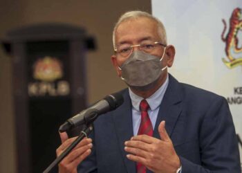 MAHDZIR Khalid ketika dalam sidang akhbar bersama Inisiatif Baik Pulih dan Bina Baharu Rumah Kasih Keluarga Malaysia di Putrajaya. - UTUSAN/FAISOL MUSTAFA