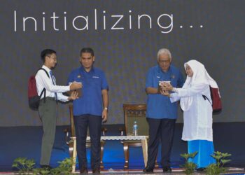 RADZI Md Jidin bersama Hamzah Zainudin melakukan gimik pelancaran Sekolahku Sejahtera: Sepakat dan Selamat di SMK Putrajaya Presint 14. - UTUSAN/FAISOL MUSTAFA