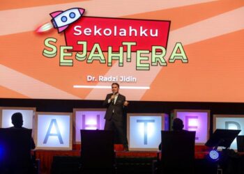 MOHD. Radzi Jidin melancarkan konsep Sekolahku Sejahtera di Pusat Konvensyen Antarabangsa Putrajaya pada 21 Februari lalu. - UTUSAN/FAISOL MUSTAFA