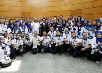IDRIS Zaharudin bersama peserta latihan khusus Pegawai Integriti Bertauliah selepas merasmikan penutupan Majlis Seminar Kelestarian Integriti (SKI) Program CeIO di Putrajaya - UTUSAN/FAISOL MUSTAFA