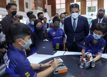RADZI Jidin melihat rekaan ciptaan pelajar semasa melawat ruang pameran selepas Majlis Pelancaran DELIMa: Agenda Digital Kita di SMK Putrajaya Presint 8 (1) Putrajaya. - UTUSAN/FAISOL MUSTAFA