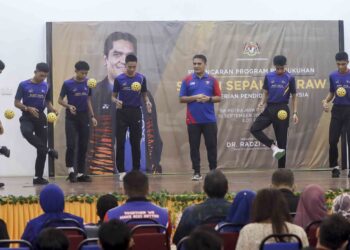 RADZI Jidin ketika gimik pelancaran Program Pengukuhan Sukan Sepak Takraw di SK Presint 5 (1), Putrajaya, hari ini.

GAMBAR : FAISOL MUSTAFA
PEMBERITA : HUSNI (UTUSAN)
