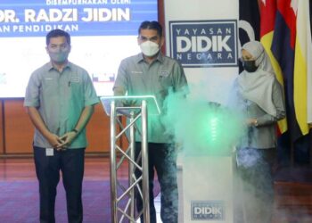RADZI Jidin berucap pada Majlis Pelancaran Yayasan Didik Negara di Auditorium Kompleks E, Putrajaya. - UTUSAN/FAISOL MUSTAFA