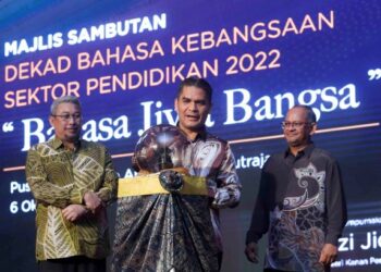 RADZI Jidin merasmikan Sambutan Dekat Bahasa Kebangsaan Sektor Pendidikan Tahun 2022 di Putrajaya. - UTUSAN/FAISOL MUSTAFA