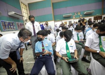 KHAIRY Jamaluddin dan Radzi Jidin melihat pelajar menjawab soalan kaji selidik menerusi tablet pada Majlis Pelancaran GEGAR -18 (Generational End Game Anti Rokok) di SMK Bandar Seri Putra, Putrajaya. - UTUSAN/FAISOL MUSTAFA