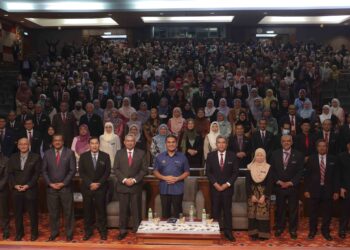 Radzi Jidin (depan enam kiri) bergambar bersama kakitangan Kementerian Pendidikan pada Majlis Wadah Aspirasi Menteri Kanan Pendidikan di Auditorium Kompleks E di sini, hari ini.-UTUSAN/ FAISOL MUSTAFA