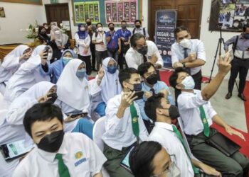 RADZI Jidin bersama Menteri Kesihatan, Khairy Jamaluddin bergambar dengan pelajar selepas Majlis Pelancaran GEGAR -18 (Generational End Game Anti Rokok) di SMK Bandar Seri Putra, Bangi, Selangor. - UTUSAN/FAISOL MUSTAFA