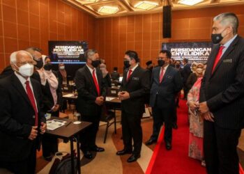 MOHD. Shafiq Abdullah (tengah) beramah mesra bersama peserta Persidangan Penyelidikan Governans, Intergriti dan Anti-Rasuah Peringkat Kebangsaan Kali Pertama di Sepang, Selangor. - UTUSAN/FAISOL MUSTAFA