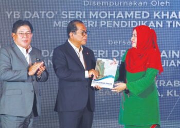 MOHAMED Khaled Nordin (tengah) menerima nota serahan tugas daripada bekas Menteri Pendidikan Tinggi, Datuk Seri Noraini Ahmad pada 14 Disember lalu. – UTUSAN/FAISOL MUSTAFA