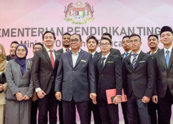 MOHAMED Khaled Nordin (tengah) memberi lebih banyak kuasa dan tanggungjawab kepada pelajar di IPT untuk mengurus sendiri soal politik kampus, keusahawanan dan keterlibatan mereka dalam organisasi luar kampus. – UTUSAN/FAISOL MUSTAFA