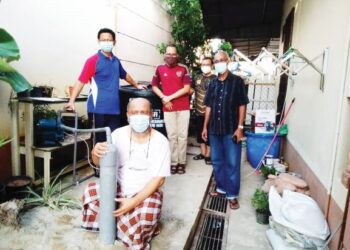 ARIFFIN Awang dan beberapa penduduk menunjukkan telaga tiub yang dipasang di kediaman mereka  di Taman Harian, Kota Bharu kerana sering terputus bekalan air. – UTUSAN/ROHANA MOHD. NAWI