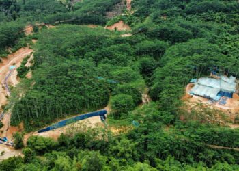 PUNCAK Bukit Enggang di Sik yang dibangunkan seperti kubu perang untuk kerja-kerja melombong nadir bumi secara haram oleh pekerja asing. 
– UTUSAN/SHAHIR NOORDIN