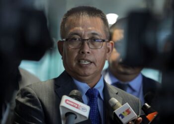 A. Aziz Ahmad bercakap kepada pemberita pada Penerbangan Sulung Kuwait Airways dari Kuwait City ke Kuala Lumpur di Lapangan Terbang Antarabangsa Kuala Lumpur (KLIA), Sepang. - UTUSAN/FAISOL MUSTAFA