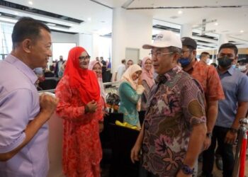 JALALUDDIN Alias beramah mesra bersama bekas kakitangan JASA pada Majlis Silaturrahim Bekas Pegawai JASA di Putrajaya.- UTUSAN/FAISOL MUSTAFA