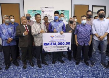 SHAHIDAN Kassim (tengah) menyerahkan replika cek pada Majlis Penyerahan Sumbangan Program Korban Perdana Yayasan Wilayah Persekutuan 2022 di Menara Seri Wilayah Putrajaya. - FOTO/FAISOL MUSTAFA