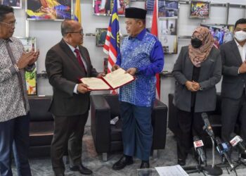 SHAHIDAN Kassim menyerahkan watikah pelantikan kepada Bashir Alias (dua dari kiri) selepas sidang akhbar mengenai Pelantikan Pengerusi Perbadanan Labuan di Menara Seri Wilayah, Putrajaya. - FOTO/FAISOL MUSTAFA