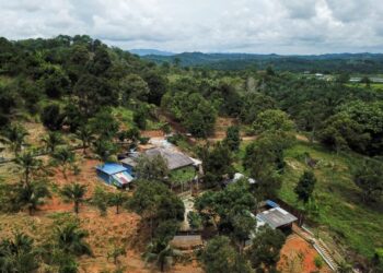 PENDUDUK Kampung Melayu Bukit Tarek di Bukit Beruntung, Selangor jalani kehidupan tanpa kemudahan infrastruktur asas seperti elektrik, air dan jalan raya selama puluhan tahun. - FOTO/SHIDDIEQIIN ZON