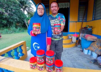 MOHD. Fairus Palil dan Natipah Amat Judi menunjukkan produk lada kisar dan bawang goreng keluaran Epairus's Kitchen yang diusahakan mereka di Felda Bukit Aping Barat, Kota Tinggi di Johor. - UTUSAN/MASTURAH SURADI