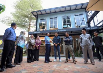 FADHLUN Mak Ujud (lima dari kiri) bersama SM Faisal SM Nasimuddin (empat dari kanan) di hadapan Lake Cabin di Anjung Floria, Putrajaya - FOTO/FAISOL MUSTAFA