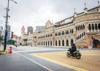 TINDAKAN kebanyakan penunggang motosikal melanggar lampu isyarat merah bukan sahaja membahayakan keselamatan dan nyawa diri sendiri malah pengguna lain. – UTUSAN/MUHAMAD IQBAL ROSLI