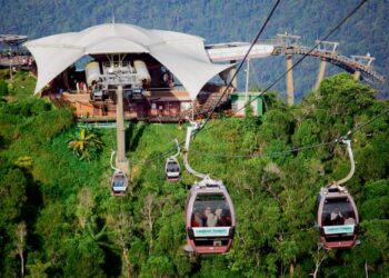 PULAU Langkawi menawarkan pakej percutian yang menarik kepada
pelancong tempatan dan antarabangsa. – GAMBAR HIASAN