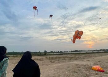 Orang ramai membanjiri tanah lapang di Jalan Alor Mengkudu, Alor Setar, Kedah ketika musim angin timur.