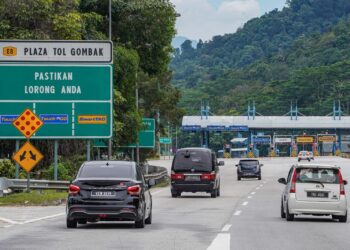 Suasana di Plaza Tol Gombak semalam menjelang pengumuman kerajaan rakyat dibenarkan rentas negeri mulai hari ini.- AMIR KHALID