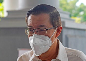 LIM Guan Eng tiba di mahkamah bagi menghadiri prosiding kes rasuah terowong dasar laut di Kompleks Mahkamah Kuala Lumpur di sini, hari ini. -UTUSAN/ MUHAMAD IQBAL ROSLI