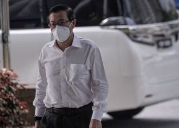 LIM Guan Eng hadir di Kompleks Mahkamah Kuala Lumpur bagi perbicaraan kes rasuah yang dihadapinya berhubung empat pertuduhan membabitkan projek pembinaan terowong dasar laut dan jalan utama di Pulau Pinang bernilai RM6.3 bilion. - UTUSAN/FAIZ ALIF AHMAD ZUBIR