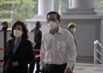 LIM Guan Eng hadir di Kompleks Mahkamah Kuala Lumpur bagi perbicaraan kes rasuah yang dihadapinya berhubung empat pertuduhan membabitkan projek pembinaan terowong dasar laut dan jalan utama di Pulau Pinang bernilai RM6.3 bilion. - UTUSAN/FAIZ ALIF AHMAD ZUBIR