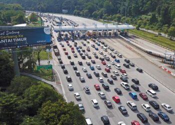 Aliran trafik di Plaza Tol Gombak menjelang sambutan Hari Raya Aidilfitri awal bulan ini. – FOTO/SHIDDIEQIIN ZON