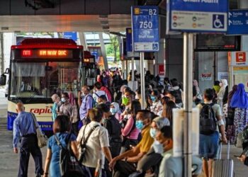 SUASANA orang ramai menunggu bas untuk ke tempat kerja berikutan perkhidmatan sistem LRT Laluan Kelana Jaya yang dihentikan sementara bermula hari ini hingga 15 November. - UTUSAN-MUHAMAD IQBAL ROSLI