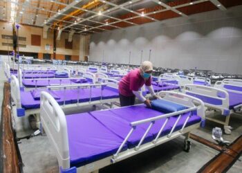 PETUGAS Maeps mengemas kemudahan bagi persediaan Pusat Kuarantin dan Rawatan CoviId-19 (PKRC) Berisiko Rendah di Serdang . UTUSAN/  FAISOL MUSTAFA