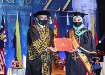 RONALD Kiandee menyampaikan Anugerah Khas Pingat Emas Menteri Pertanian dan Industri Asas Tani Tahun 2021 kepada Nur Aifa Shaari pada Majlis Konvokesyen Pertanian Kali Ke-10 Tahun 2022 di Pusat Konvensyen Antarabangsa Putrajaya (PICC), Putrajaya. - UTUSAN/FAISOL MUSTAFA