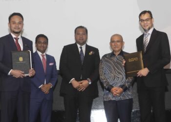 RONALD Kiandee menyaksikan MoU antara Mohd. Khairul Fidzal Abdul Razak (kanan) dengan Ahli Lembaga Perbadanan Produktiviti Malaysia, Mohd Yazid Abdul Majid (kiri) pada Majlis Pelancaran Program Bio-based Accelerator (BBA) di Putrajaya. - UTUSAN/FAISOL MUSTAFA