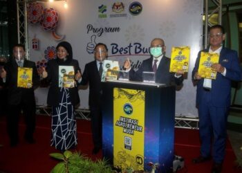 RONALD Kiandee (dua dari kanan) menunjukkan buku Inspirasi Agropreneur Muda pada program pelancaran My Best Buy Aidilfitri di Wisma Tani, Putrajaya. - UTUSAN/FAISOL MUSTAFA