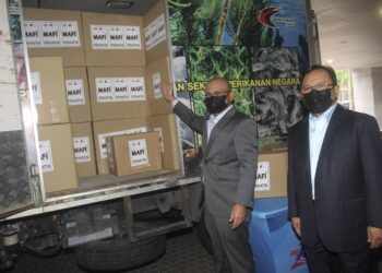 Datuk Seri Dr. Ronald Kiandee pada simbolik peneyerahan sumbangan bakul makanan MAFI Prihatin CSR Rakan Strategik Jabatan Perikanan Malaysia di perkarangan Wisma Tani di sini, hari ini.- UTUSAN/FAISOL MUSTAFA
PEMBERITA