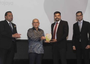 RONALD Kiandee menyampaikan Anugerah BBA kepada penerima pada Majlis Pelancaran Program Bio-based Accelerator (BBA) di Putrajaya. - UTUSAN/FAISOL MUSTAFA