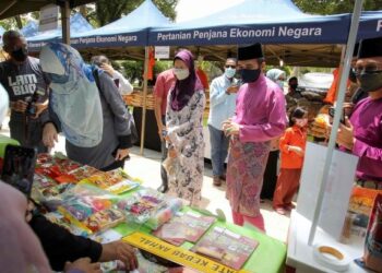 NIK Muhammad Zawawi Salleh melawat bazar pada Majlis Perasmian Program My Best Buy Aidilfitri 2022 di Wisma Tani, Putrajaya. - UTUSAN/FAISOL MUSTAFA