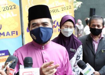 NIK Muhammad Zawawi Salleh pada sidang akhbar selepas Majlis Perasmian Program My Best Buy Aidilfitri 2022 di Wisma Tani, Putrajaya. - FOTO/FAISOL MUSTAFA